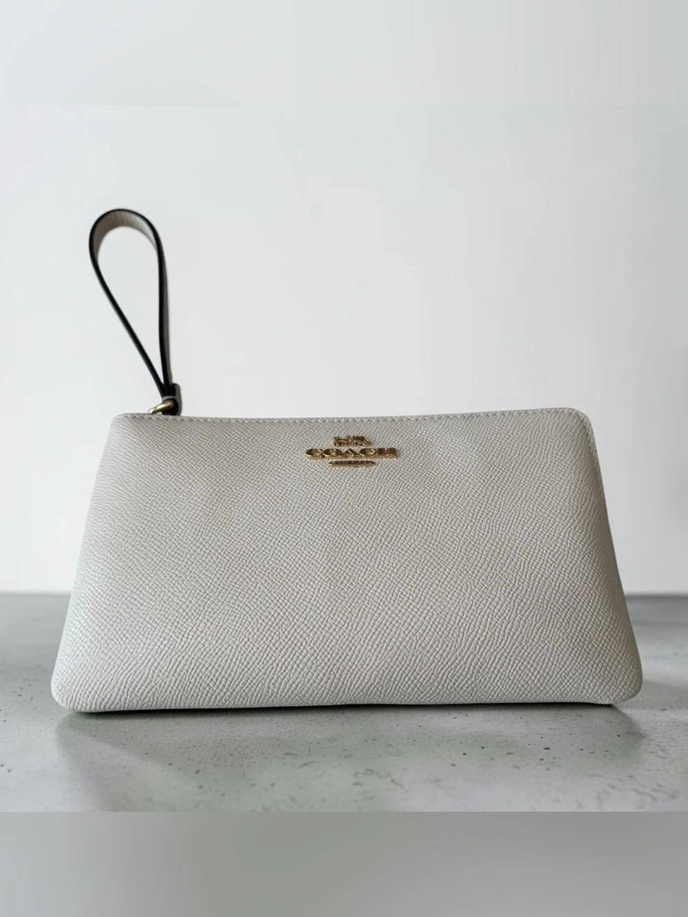 NWT Coach Pebbled Leather Wristlet in Cream with Gold Logo